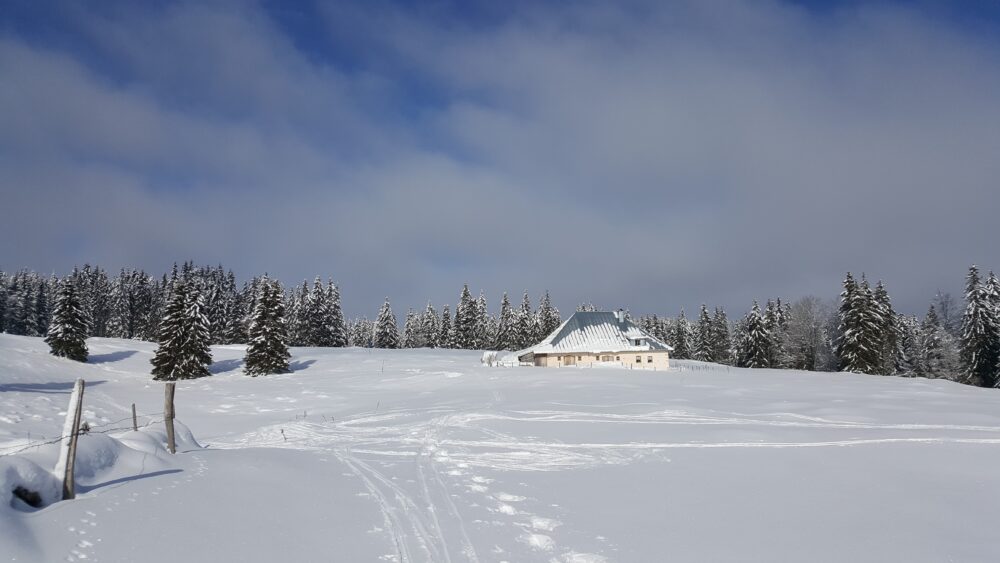 Ferme comtoise sous la neige