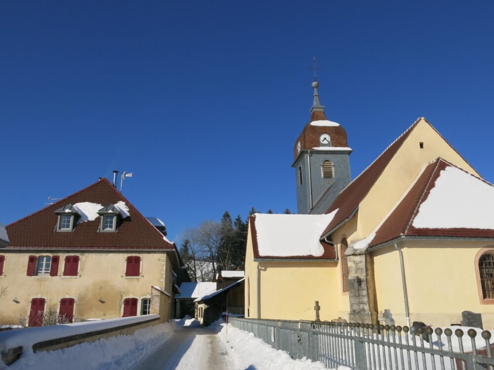 La maison prieurale (à gauche) et l'église