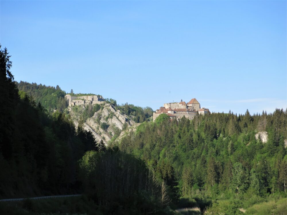 Fort et château se font face