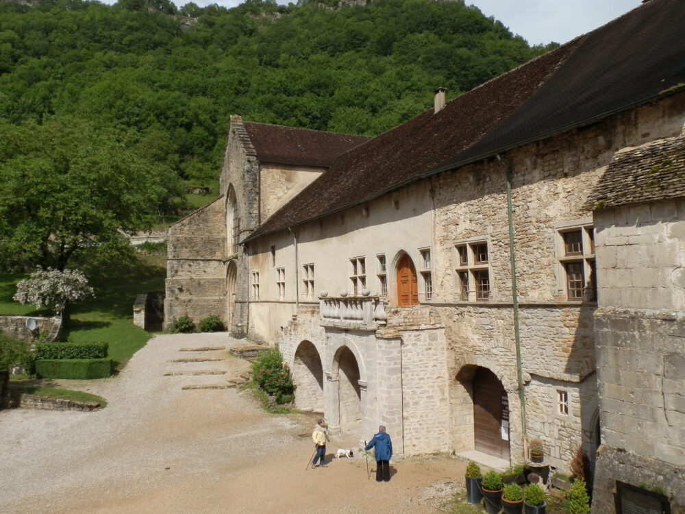 Logis abbatial dans la première cour de l'abbaye