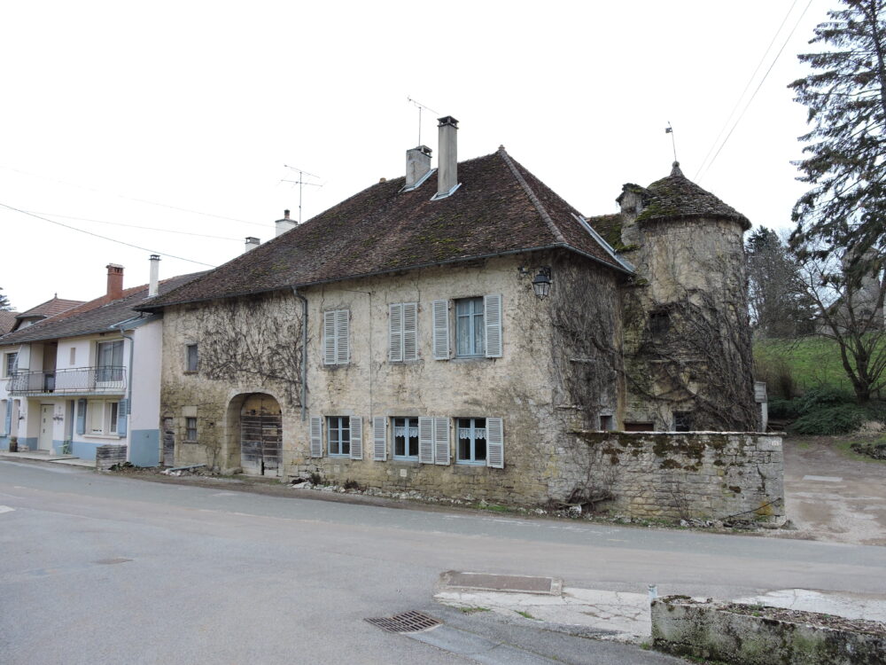 Face à la chapelle