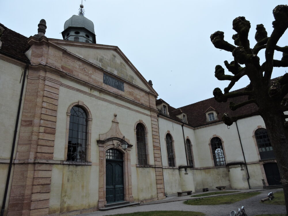 L'Hôtel-Dieu de Louhans aux chaînages en calcaire de Préty