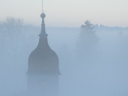 Le clocher sort de la brume