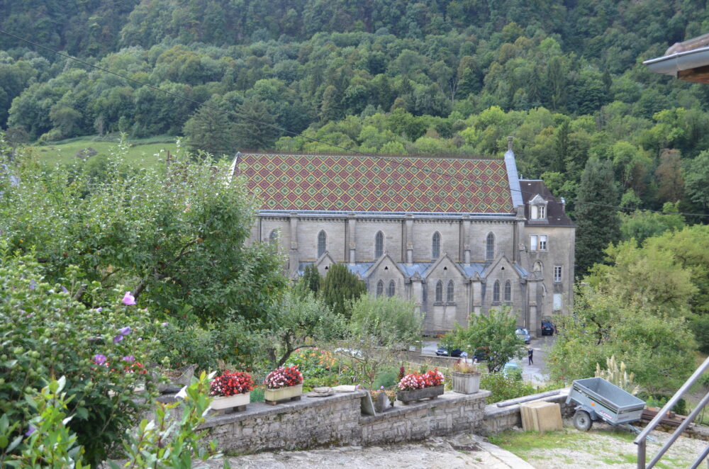 La chapelle et son toit en tuiles vernissées