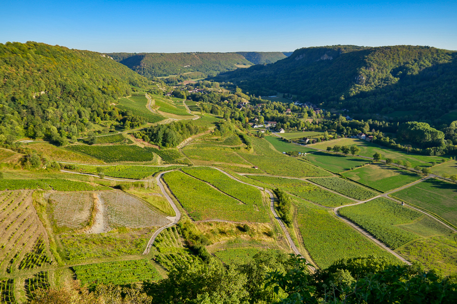 Le vignoble de Château-Chalon et la reculée de Baume