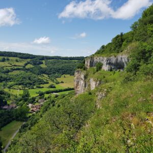 ViaCluny.fr Baume-les-Messieurs reculée abbaye visiter tourisme patrimoine randonnée Jura