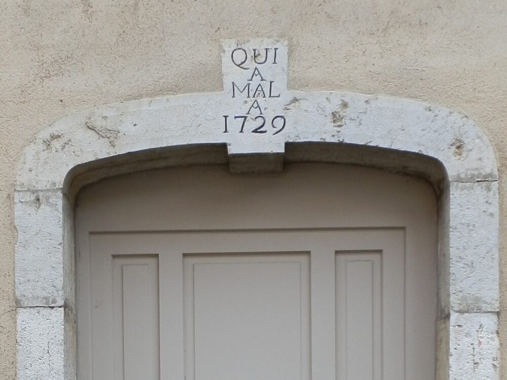 Linteau de la porte de l'ancien presbytère
