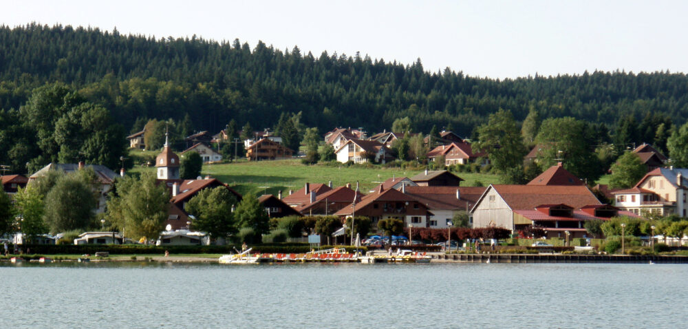 Le village, au bord du lac