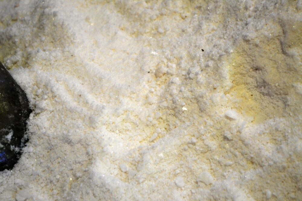 Une partie des eaux de la Furieuse est injectée dans le gisement de sel gemme de la Grande saline pour produire la saumure