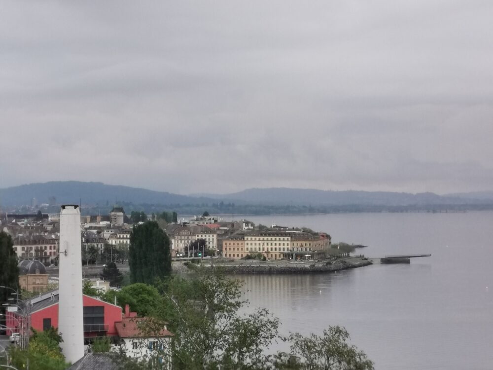 Neuchâtel depuis la rue de l'Evole